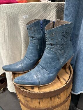 Spiral blue perforated western Boots Womens Sz 40 Leather ankle Coastal Cowgirl